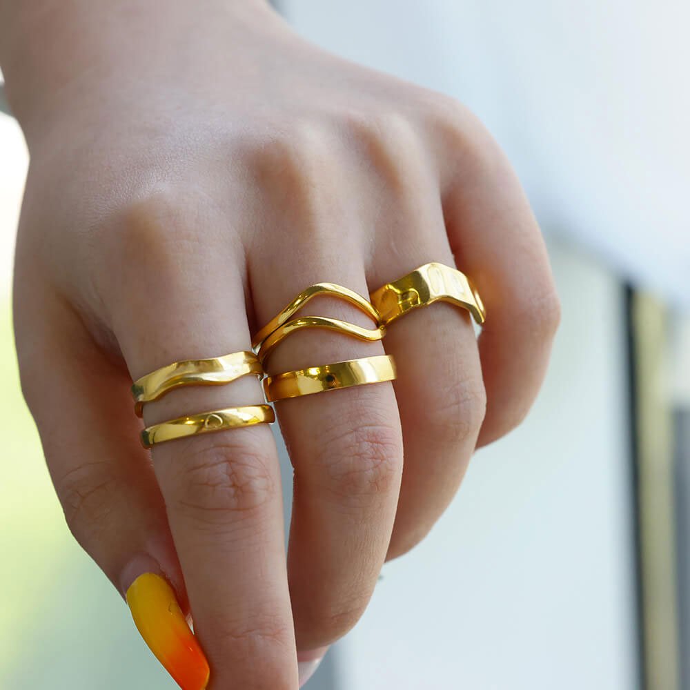 Leiannora | 18K Gold Love Ring